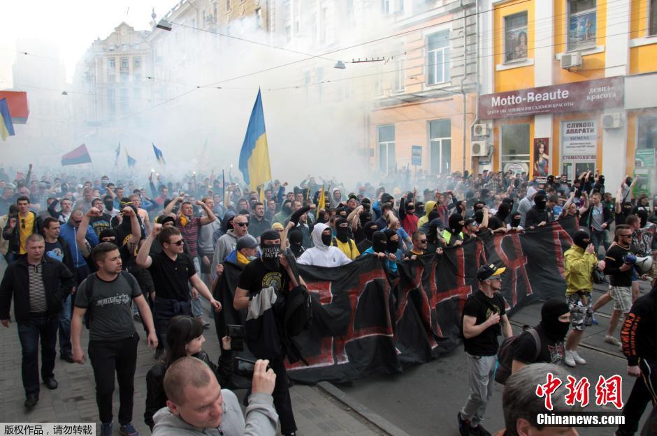 當(dāng)?shù)貢r間4月28日，烏克蘭哈爾科夫，親歐民眾和親俄民眾在街頭示威時發(fā)生大規(guī)模沖突。