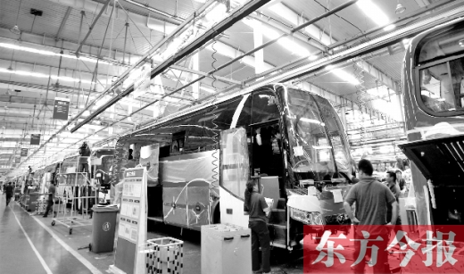 隨著能源和環(huán)保的壓力加大，跟隨國家的產(chǎn)業(yè)風(fēng)向標(biāo)，河南汽車產(chǎn)業(yè)也大力發(fā)展電動(dòng)汽車，力求“彎道超車”。