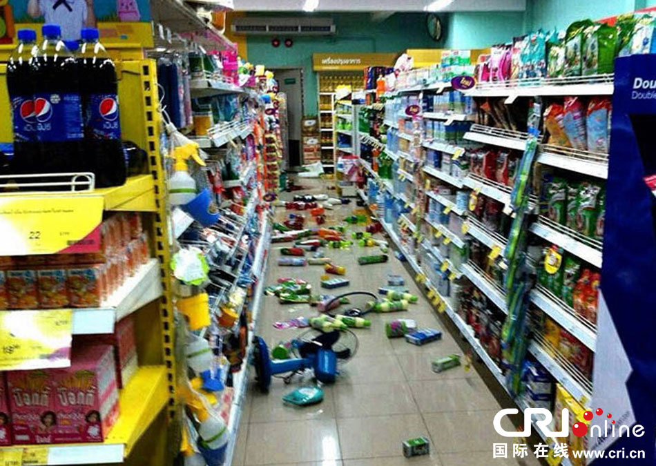 　當(dāng)?shù)貢r(shí)間2014年5月5日，泰國(guó)清萊，超市貨架上的商品散落一地。