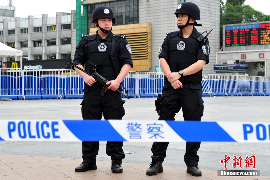 圖為廣州特警在案發(fā)現(xiàn)場(chǎng)戒備。