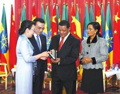 李克強(qiáng)總理與夫人程虹當(dāng)?shù)貢r(shí)間6日上午同埃塞總統(tǒng)穆拉圖夫婦在國(guó)家宮會(huì)見(jiàn)。會(huì)見(jiàn)后，程虹將自己的著作和譯著贈(zèng)送給姆拉圖總統(tǒng)夫婦。