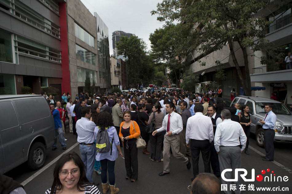 當(dāng)?shù)貢r(shí)間2014年5月8日，墨西哥墨西哥城，市民聚集在街道上。　圖片來(lái)源：Rebecca Black