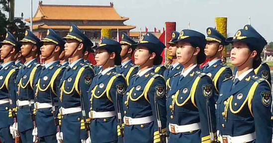 中國三軍儀仗隊首現(xiàn)女兵