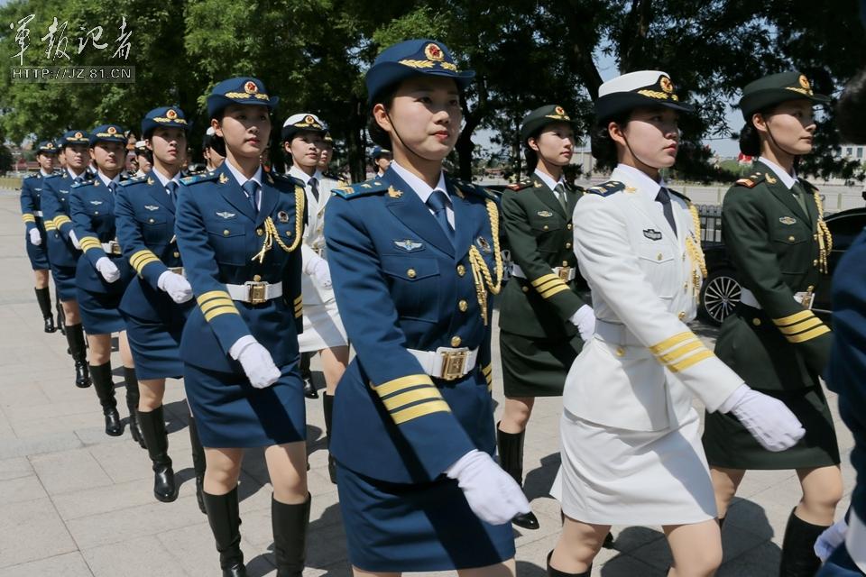 解放軍首批女儀仗兵亮相，90%以上擁有大專以上學(xué)歷，平均身高1.72米。圖為女兵儀仗隊(duì)。