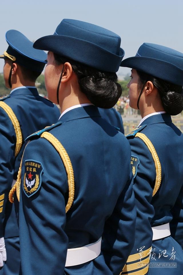 解放軍首批女儀仗兵亮相，90%以上擁有大專以上學(xué)歷，平均身高1.72米。圖為女兵儀仗隊(duì)。