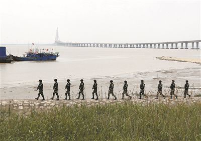 上海加強(qiáng)安保工作，警方在長江沿岸巡邏