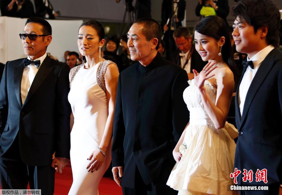 《歸來(lái)》戛納首映 兩代謀女郎紅毯PK