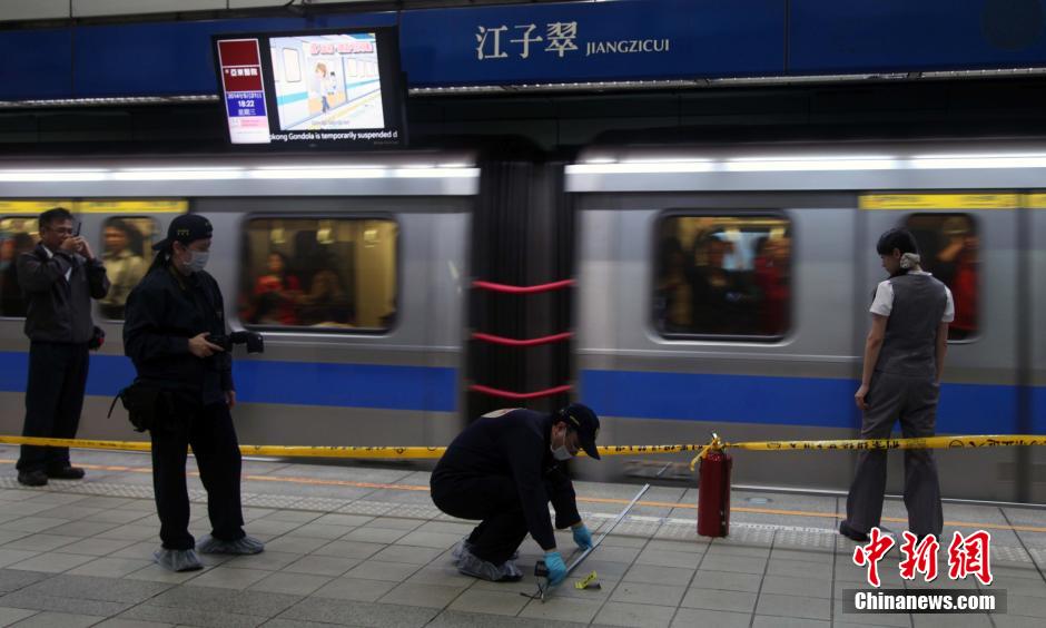 圖為新北市警察在現(xiàn)場勘查。中新社發(fā) 劉舒凌 攝