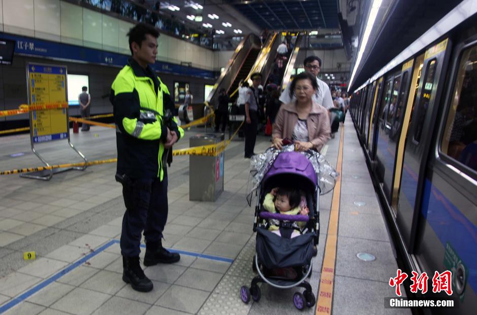 圖為新北市警察在現(xiàn)場勘查。中新社發(fā) 劉舒凌 攝