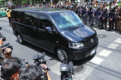 英拉向泰國(guó)軍方報(bào)到后被扣留。