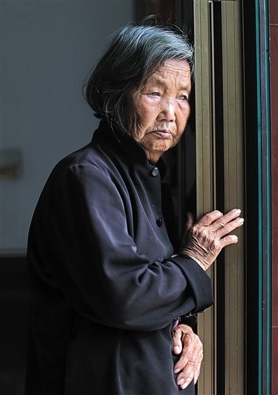 為了能“睡棺木”土葬，潘秀英四次喝農(nóng)藥自殺，后被搶救過來。