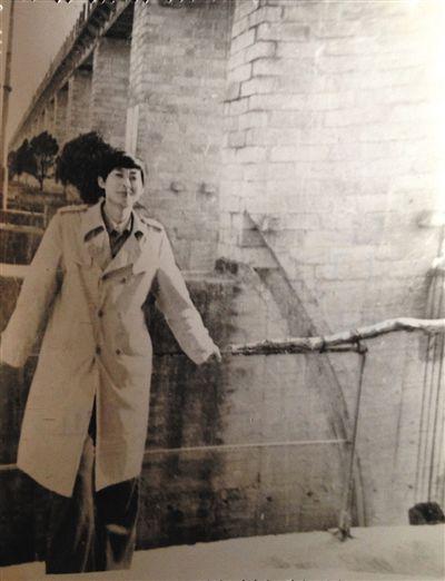 1995年，于英生在蚌埠淮河閘上留影。