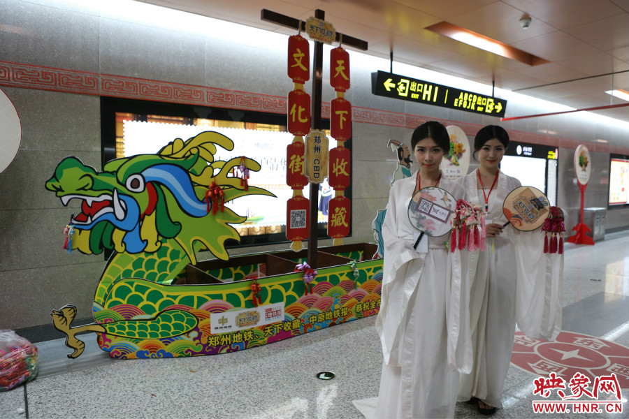 乘著龍舟“穿越”到鄭州的兩位古裝美女。