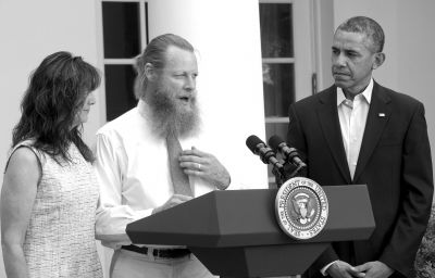 美國(guó)總統(tǒng)奧巴馬和伯格達(dá)爾的父母共同出席新聞發(fā)布會(huì)。圖/CFP