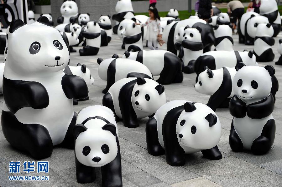 這是6月2日在上海靜安嘉里中心廣場拍攝的萌態(tài)百出的“熊貓”大軍。