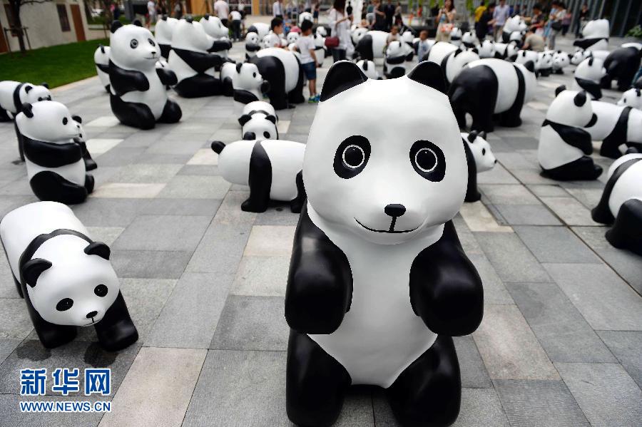 這是6月2日在上海靜安嘉里中心廣場拍攝的萌態(tài)百出的“熊貓”大軍。