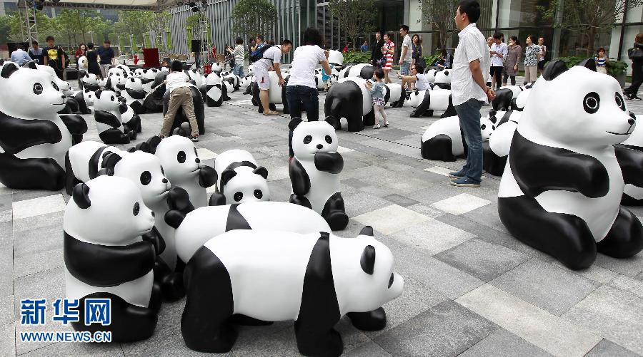 6月2日在上海街頭拍攝的大熊貓模型。