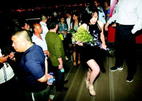 血案發(fā)生幾天來，很多招遠市民自發(fā)送來鮮花，悼念逝者。本報記者趙金陽見習記者呂奇攝