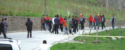 上圖：工廠保安拒絕外人入內(nèi)。下圖：工作人員戴上防護(hù)面具進(jìn)入現(xiàn)場?！把胍曅侣劇蔽⒉? width=