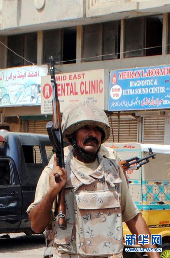 6月10日，在巴基斯坦南部城市卡拉奇真納國(guó)際機(jī)場(chǎng)附近，安全人員在街頭警戒。