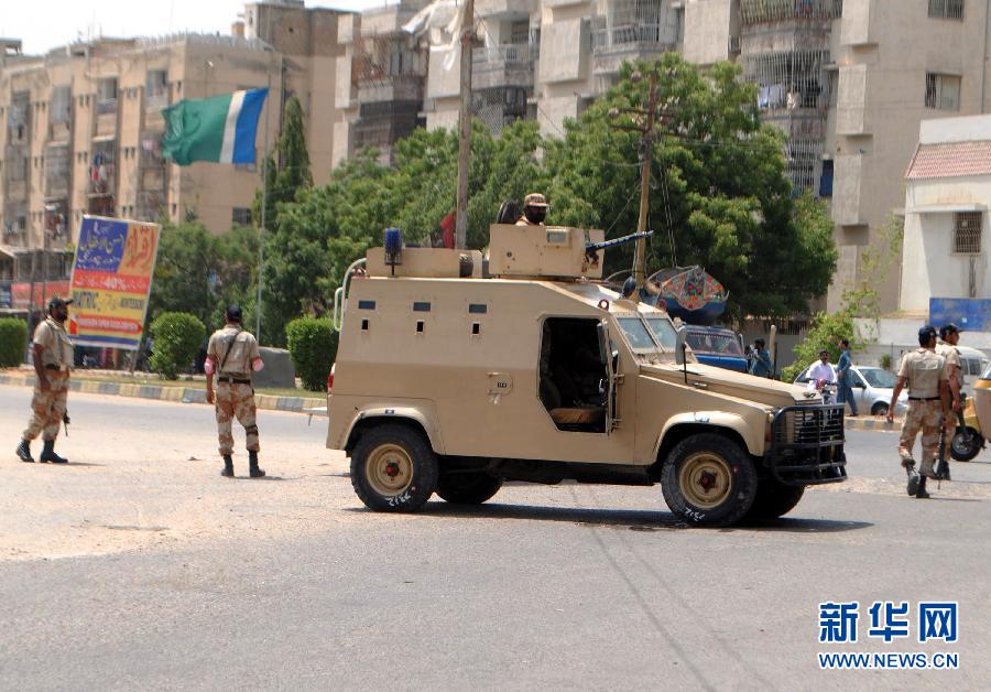 6月10日，在巴基斯坦南部城市卡拉奇真納國(guó)際機(jī)場(chǎng)附近，安全人員在街頭警戒。