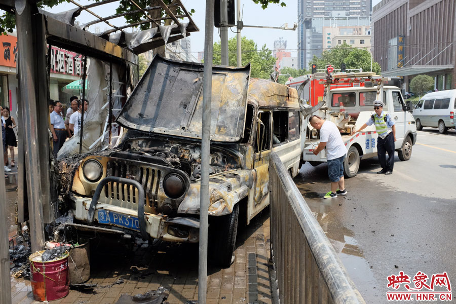 吉普車燒毀嚴(yán)重，基本報(bào)廢。
