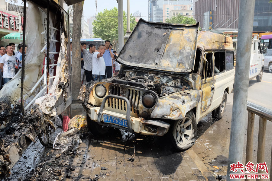 火災(zāi)撲滅后，交警部門將車進(jìn)行拖離。