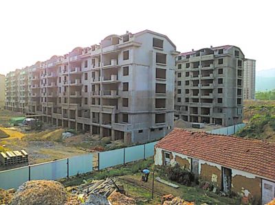 住宅樓的外立面還未裝修，但據(jù)售樓處工作人員介紹，第一批開(kāi)盤(pán)已經(jīng)賣(mài)掉了99套。