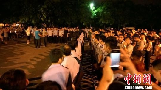 大批警力集中撤離現(xiàn)場。 王剛 攝