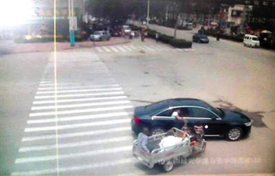 23日中午，陳母被突然噴毒。新京報記者 王瑞鋒 攝