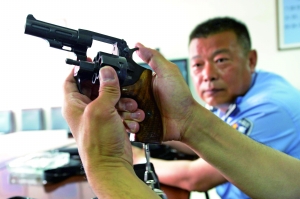 出發(fā)前,認(rèn)真檢查槍械。