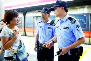 地鐵內(nèi),遇到群眾求助。