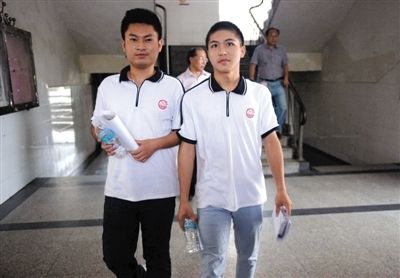昨日下午5時,江西宜春“奪刀少年”柳艷兵和易政勇順利完成單獨高考,走出考場。