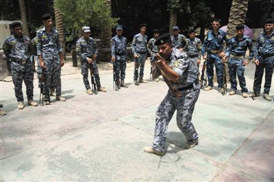 　5日，伊拉克巴格達，新招募的安全部隊成員進行訓練。