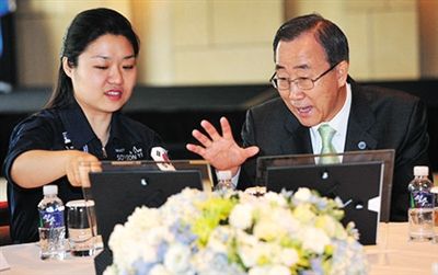 2008年7月，聯(lián)合國秘書長回到韓國時(shí)，特意會見李炤燕。