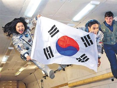 　2007年9月10日，李炤燕（左）在俄羅斯首都莫斯科接受零重力飛行訓(xùn)練。