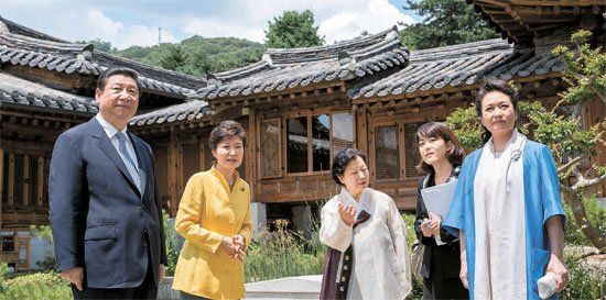 照片中左起分別是習近平、樸槿惠、家具博物館館長鄭美淑(音)、隨同翻譯、彭麗媛。