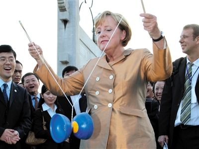 2007年8月27日，北京，默克爾正在玩扯鈴。