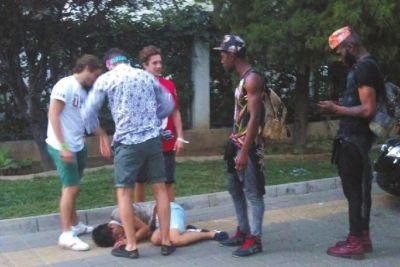 外籍男子路邊發(fā)現(xiàn)醉漢將其圍住。