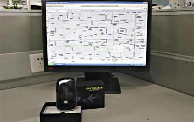 記者花近400元網(wǎng)購的定位監(jiān)聽器，能通過短信激活，進行實時監(jiān)聽。