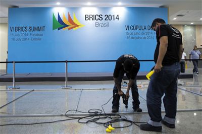 　13日，福塔萊薩的塞阿拉州會展中心，工作人員布置會場新聞發(fā)布廳。