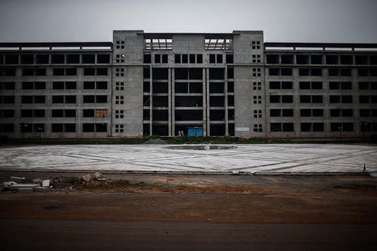 2014年7月11日，安徽省宿州市蕭縣，空置廢棄的縣政府新大樓。 澎湃新聞 楊一 圖