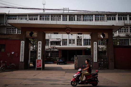 這是一座老城區(qū)的四層老式辦公樓。