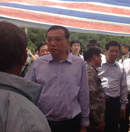 走進(jìn)帳篷，總理就握住蔡官耀的雙手說(shuō)：“不行，這個(gè)帳篷太簡(jiǎn)易了”。說(shuō)完這句，叮囑蔡官耀，“不能回家住”