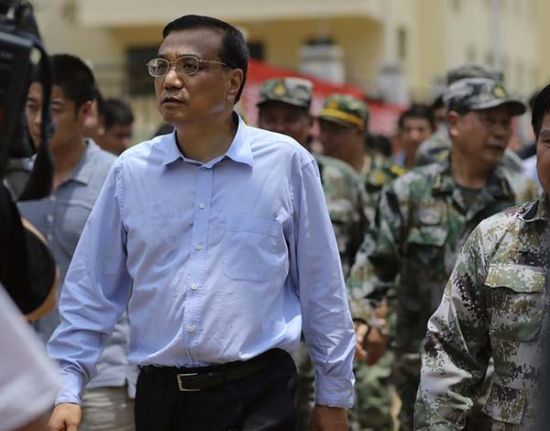 　8月4日，中共中央政治局常委，國(guó)務(wù)院總理李克強(qiáng)在云南魯?shù)榈卣馂?zāi)區(qū)察看災(zāi)情。