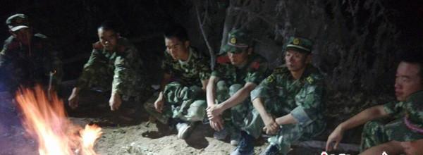 8月5日晚，受困官兵等待天亮以后的救援。