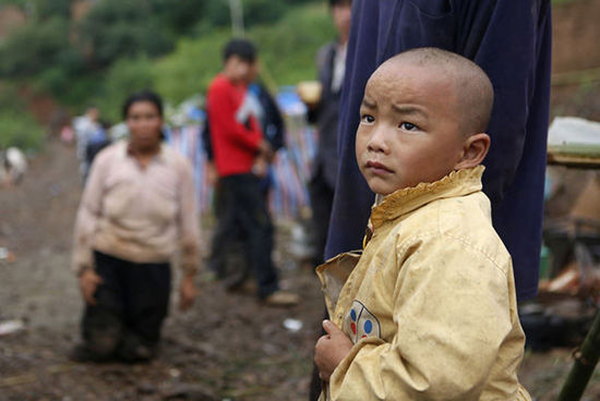 帳篷有限，尚有不少村民沒有地方躲雨。澎湃新聞 程藝輝 圖