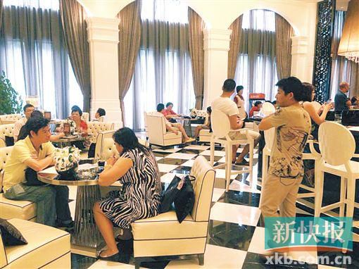 　昨天雖是工作日,但南海區(qū)某樓盤客流不少。