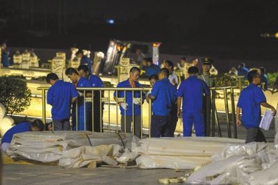 昨晚，工作人員正在為金水橋安裝金色護(hù)欄。京華時(shí)報(bào)記者潘之望攝