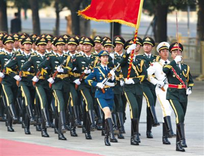 昨日，151人最大陣容的三軍儀仗隊(duì)，著新式禮賓服接受檢閱。這也是解放軍儀仗隊(duì)、軍樂團(tuán)新式禮賓服首次亮